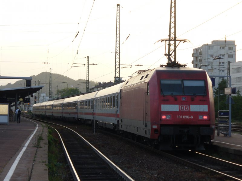 101 096-2 schiebt den IC nach Karlsruhe aus dem Pforzheimer