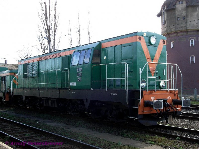 PKP SM31-074, sechsachige schwere dieselelektrische Rangierlok.
06.04.2007 Stargard
