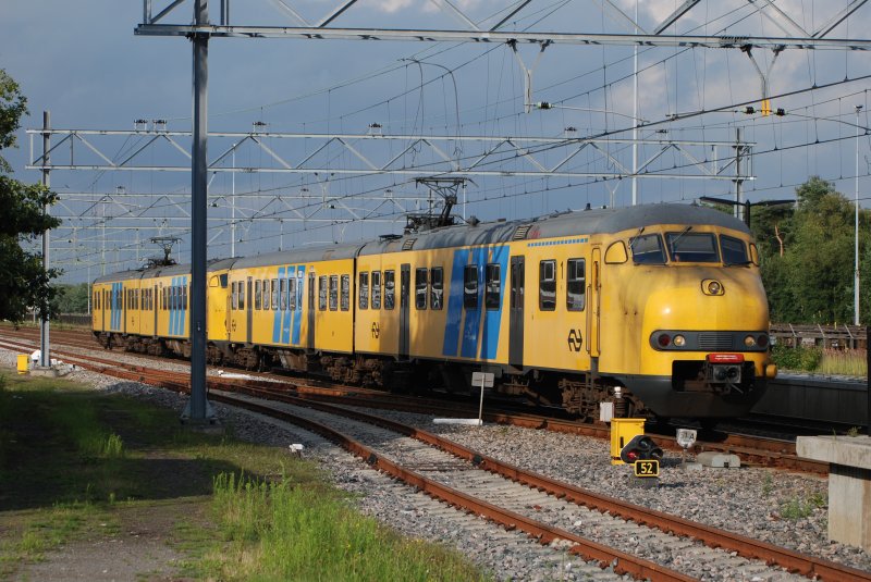 NS 961, regionalzug nach Utrecht, Bahnhof t Harde am 23/07/09