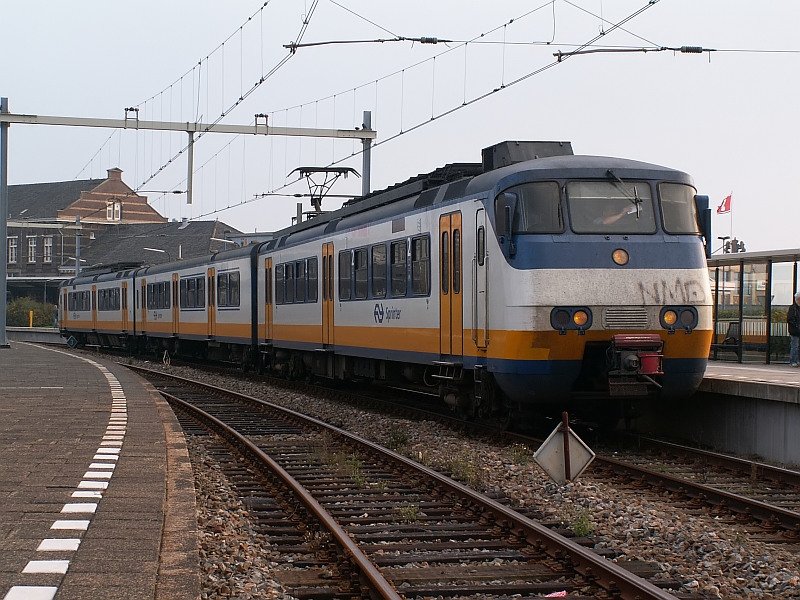 Dieser Sprinter verl�sst gerade den Bahnhof Hoek van Holland Haven .