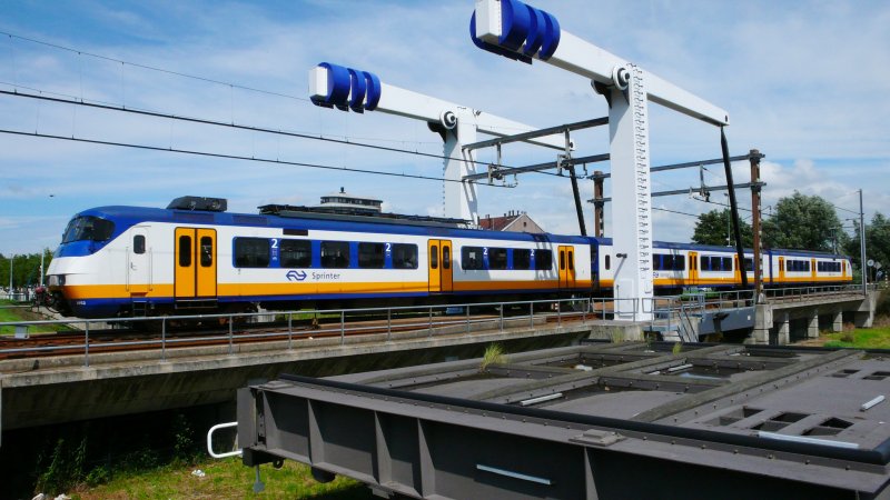 Sprinter 2952 auf der Br�cke ohne Oberleitung beim Bahnhof
Vlaardingen centrum