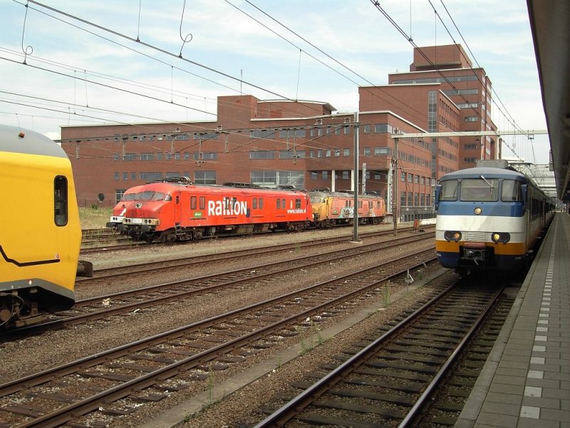 Verschiedene Farben und Triebwagens auf Bahnhof Amersfoort am 31-7-2008. 