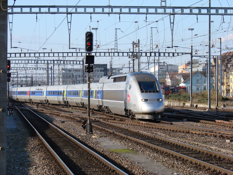 Eine TGV-Doppeltraktion trifft am 26.12.2008 in Z�rich HB ein um
