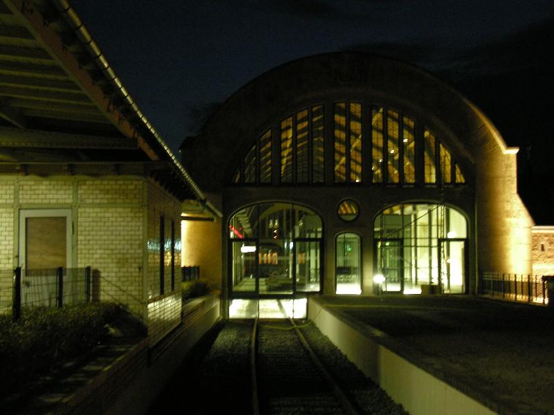 20.05.2005 Der Kaiserbahnhof in Potsdam. Die Erdstrahler, die ihr Licht