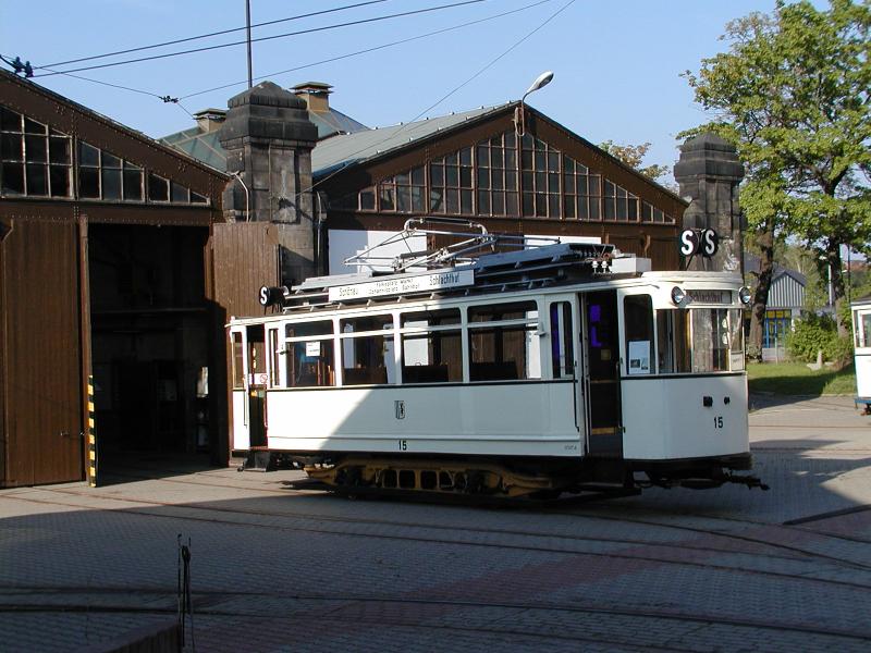 Priv.Strassenbahnmuseum: Wagen 332 vor der kleinen Halle an der Strasse.