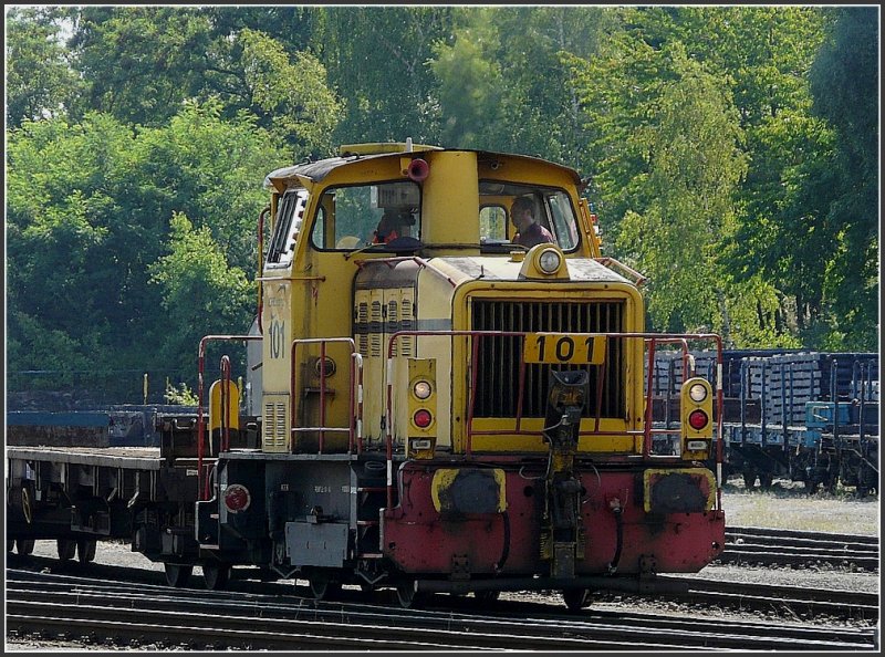 Der CFL Cargo Rangiertraktor 101 dieselt am 04.08.09 mit G�terwagen