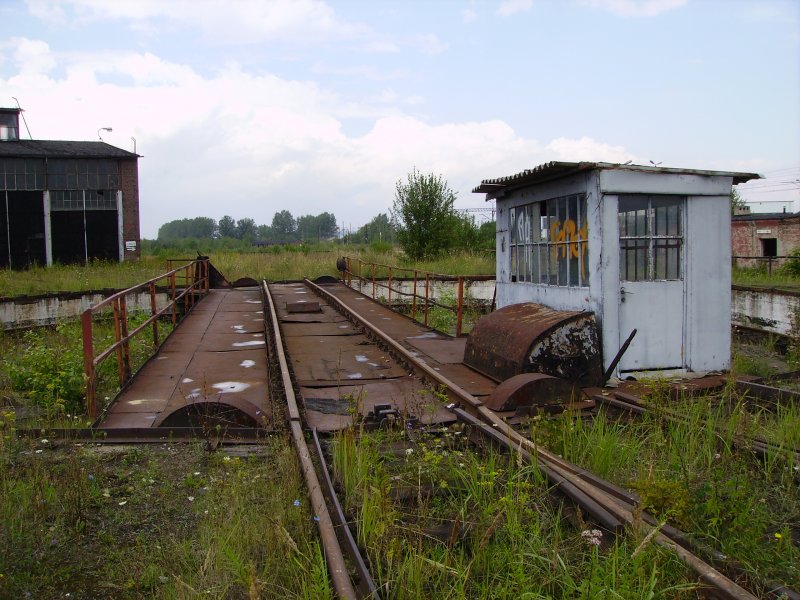 Die Drehscheibe des Ehemaligen Bahnbetriebswerks Pyskowice. (Sommer 2005) Heute findet
