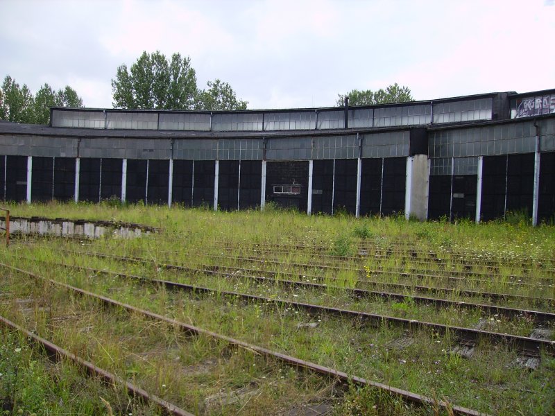 Der Lokschuppen des Ehemaligen Bahnbetriebswerks Pyskowice. (Sommer 2005) Heute findet