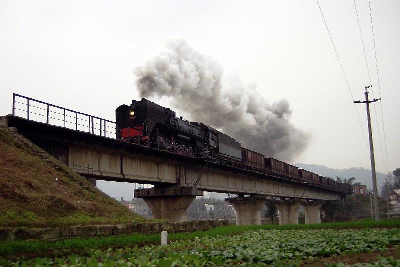 QJ 3175 (Vier-Achsen-Tender) auf der Strecke Luzhou-Longchang im Dezember 2002.
