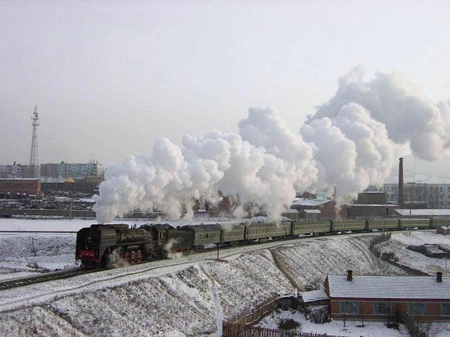 QJ vor regionalem Personenzug in der Nhe von Shuanyashan, Januar 2002