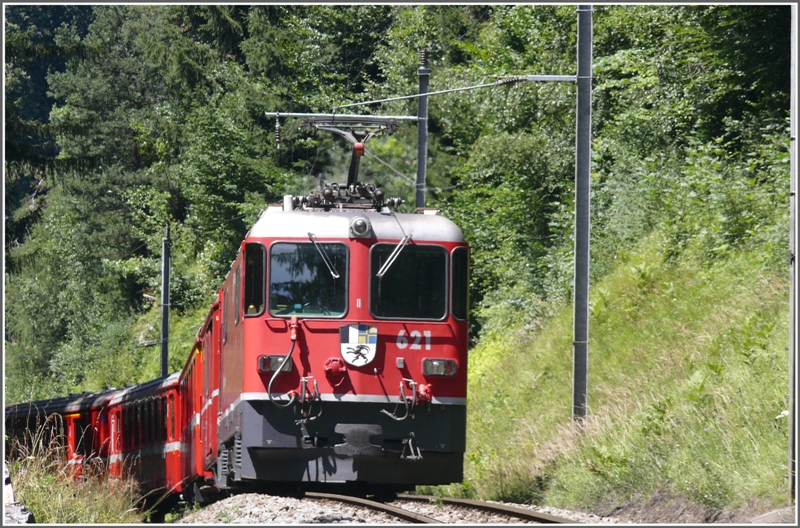 R1436 mit Ge 4/4 II 621  Felsberg  onerhal Sassal. (19.07.2009)