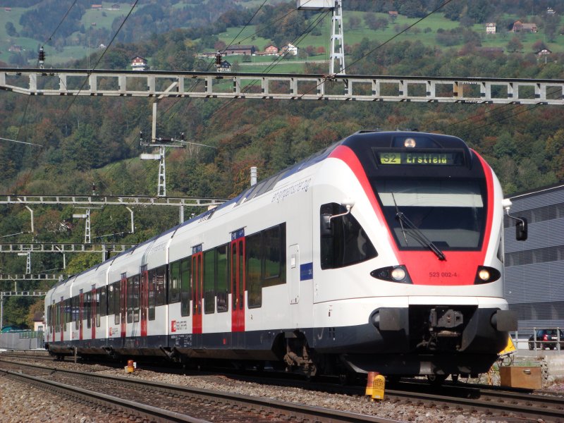 RABe 523 002 als S2 nach Erstfeld bei Steinen am