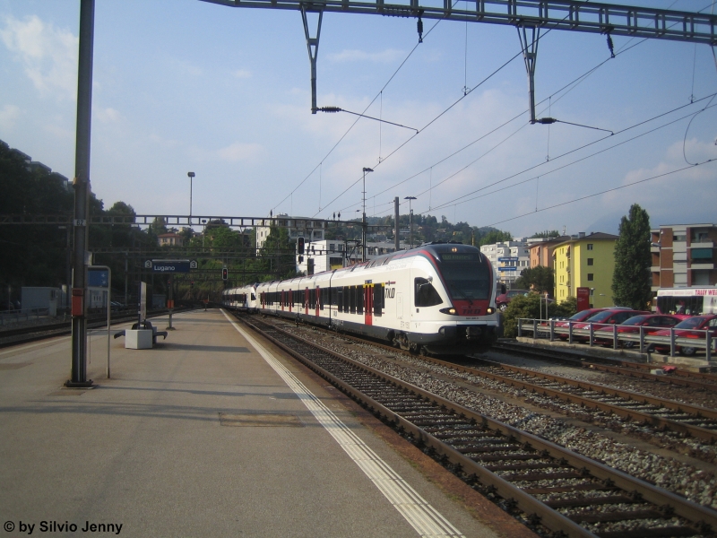 The RABe 524 008-0 + 524 003-1 "Tre Valli" on