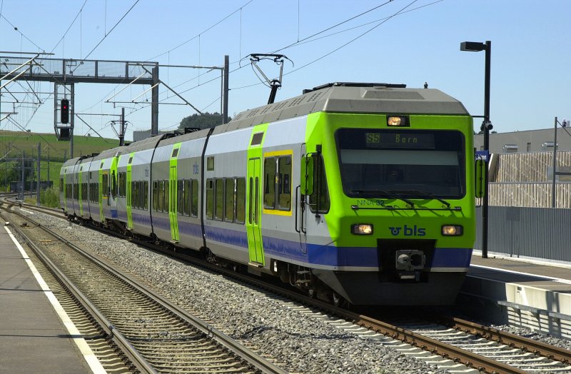 Doppeltraktion RABe 525 bei der Einfahrt in Bern Br�nnen.
30.07.2009 