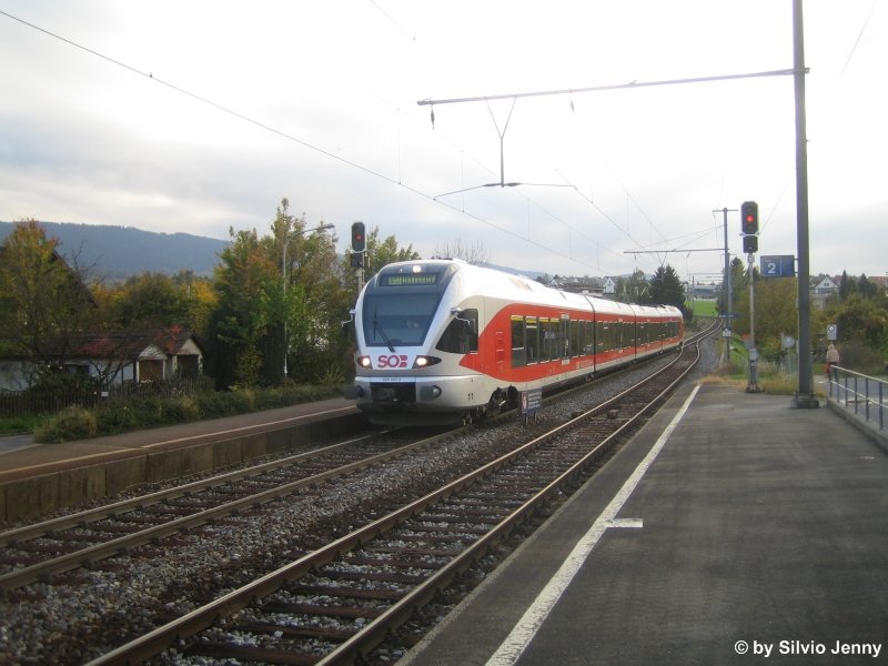 RABe 526 043-5 trifft am 17.10.08 als S13 nach Wdenswil in Burghalden ein. Dem Lokfhrer gefiel anscheinend, das ich ihn fotografierte, denn er winkte mir herzlich zu.