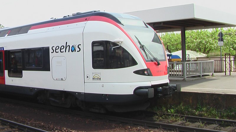 Ein Stadler Flirt RABe 526 658-0 steht in Radolfzell zur