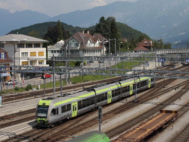 Der RABe 535 112 (L�tschberger) am 02.07.2009 bei der Einfahrt