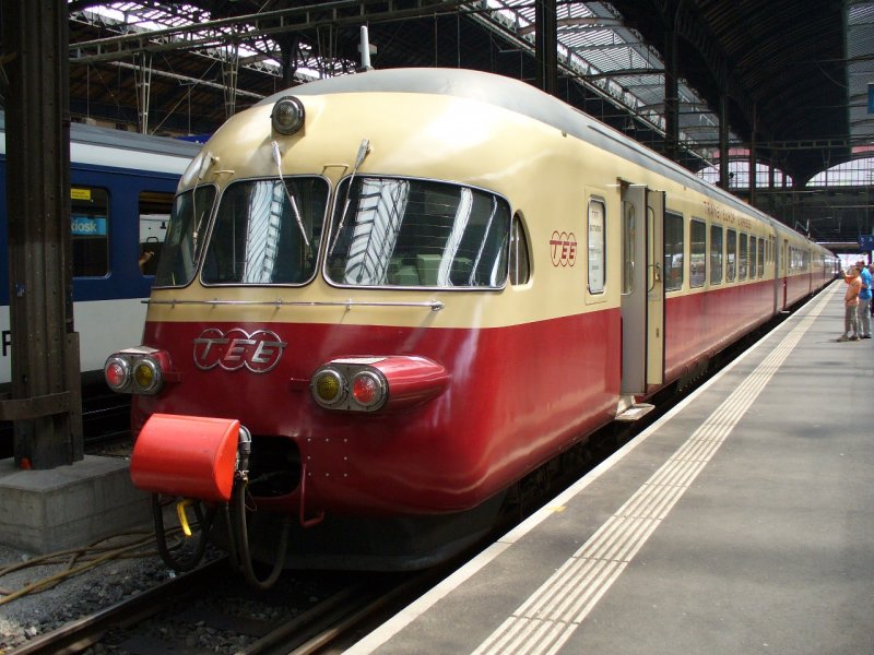 SBB - Historischer TEE Triebzug RAe 1053 im SBB Bahnhof