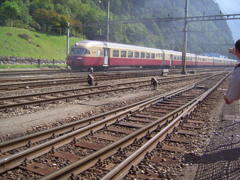 Der SBB TEE bei der Durchfahrt durch Erstfeld Richtung Gotthard