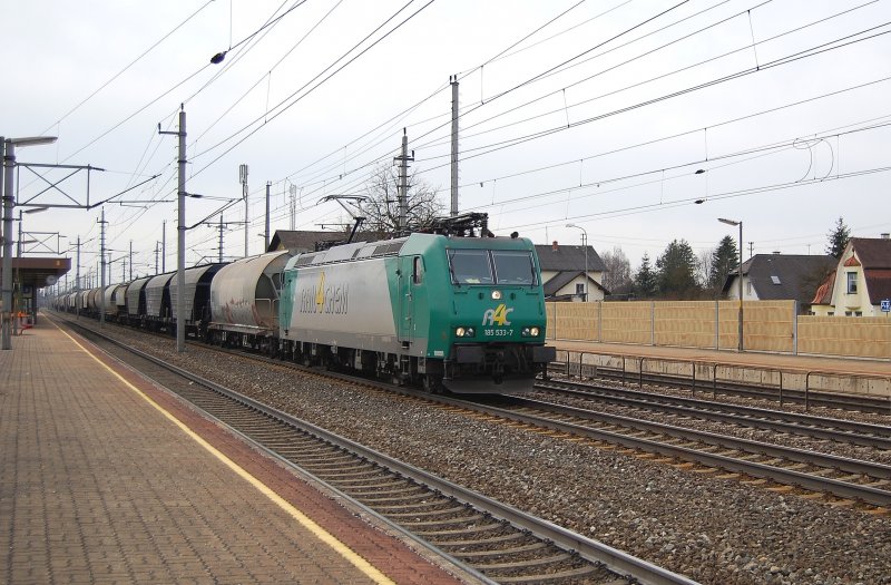 185 533 am 14.03.2009 bei der
Durchfahrt in Marchtrenk. 
