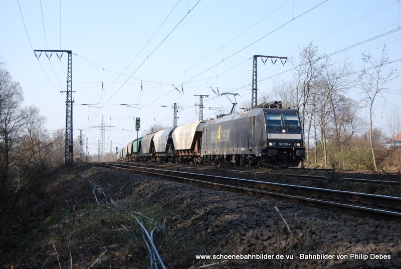 185563-4 (Rail4Chem) runs on 2 April 2009 GZ by Duisburg