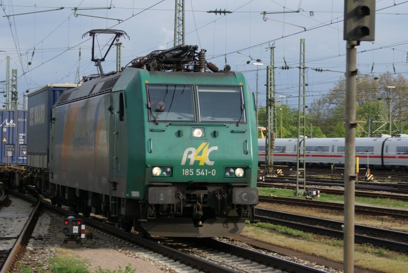 R4C lokomotive 185541-0 aufgenommen mit einem G�terzug am 18.04.2009 in
