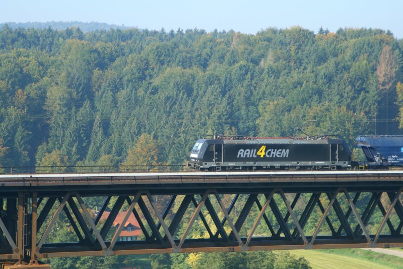 185 563 with a Getreidezug on the bridge at Beratzhausen.21.09.07