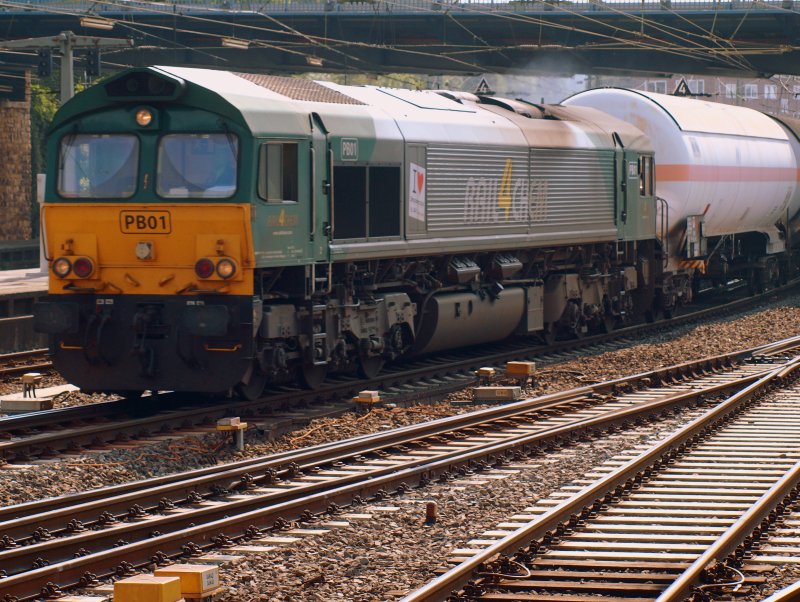 Die Class66 PB 01 von der Rail4Chem mit einem