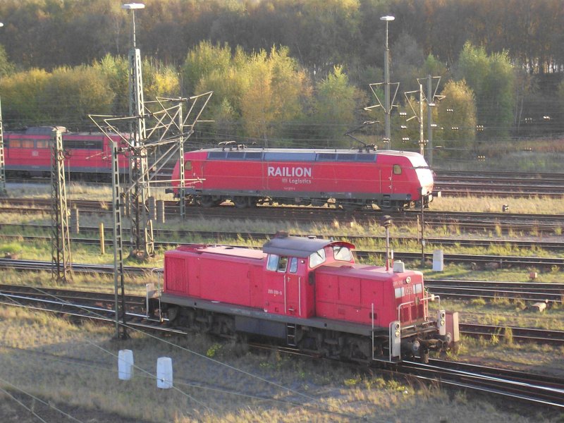 Vorne 295 018-6 und hinten 145 xxx-x im Maschener Rbf