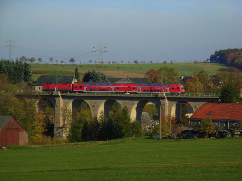 RB 17324 von Dresden nach Zwickau hier bei der Fahrt ber das Viadukt in Colmnitz, 20.10.08