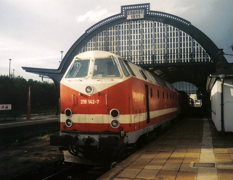 RB nach Altenburg im Hbf Gera. Hier am 26.08.1999 in Form von 219 142-7 mit Bom und DBuz.