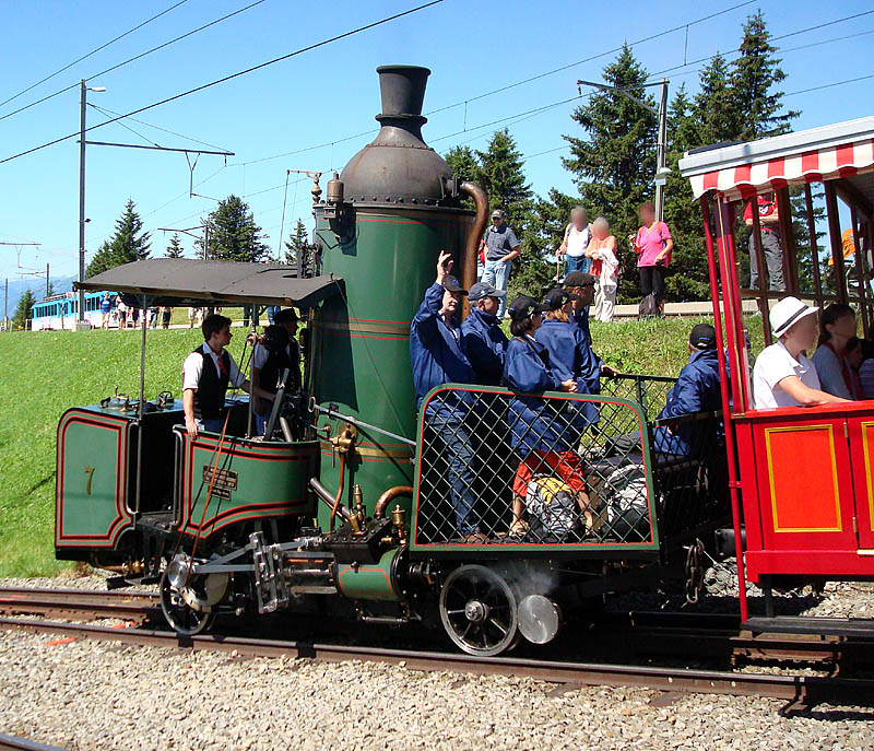 Dampflok Nr. 7 der Rigibahn mit senkrechtem Dampfkessel in Rigi-Staffel,