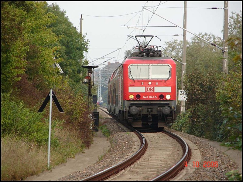 RB13 von Sassnitz nach Stralsund. Gezogen wurde die Ganitur von der BR 143 841-5. Aufgenommen in Sassnitz