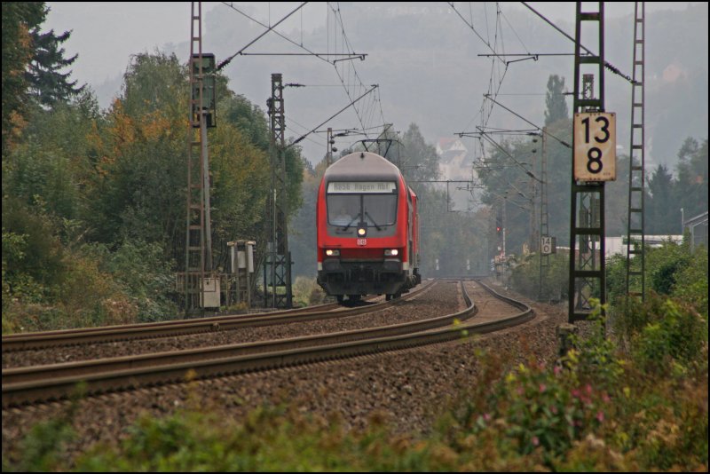 RB56 (RB 39634)  DER ISERLOHNER  geschoben von der 143 588 fhrt bei Hohenlimburg dem Ziel Hagen Hauptbahnhof entgegen. (10.10.07)