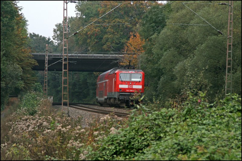 RB56 (RB 39634)  DER ISERLOHNER  geschoben von der 143 588 unterquert die Bundesautobahn 46 auf dem Weg nach Hagen.