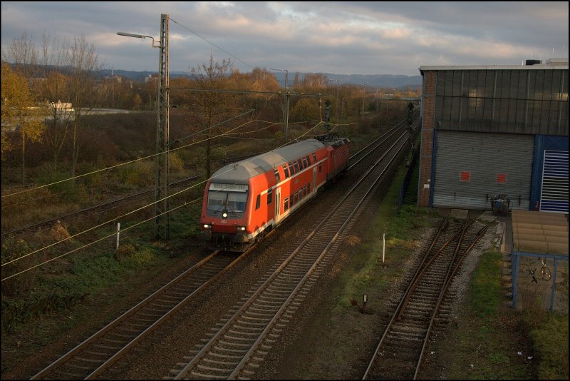 RB56 (RB 39642)  DER ISERLOHNER  mit der Frankfurter Schiebelok 143 198 fhrt bei Hagen-Kabel dem Hagener Hauptbahnhof entgegen. (18.11.2007)