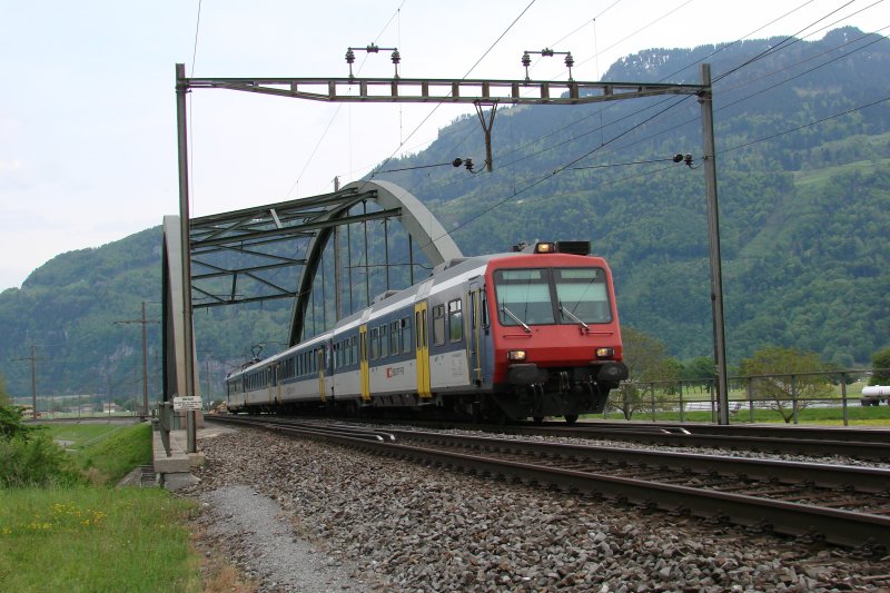 Eine NPZ-Komposition als R 7852 �berquert am 10.05.2009 die Br�cke