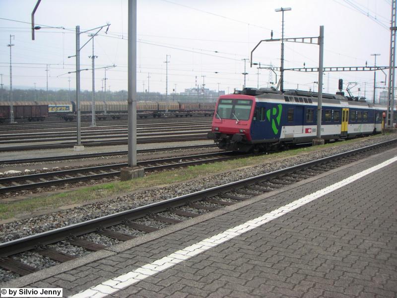 Der RBDe 562 003 schob am 16.4.05 einen Zug der