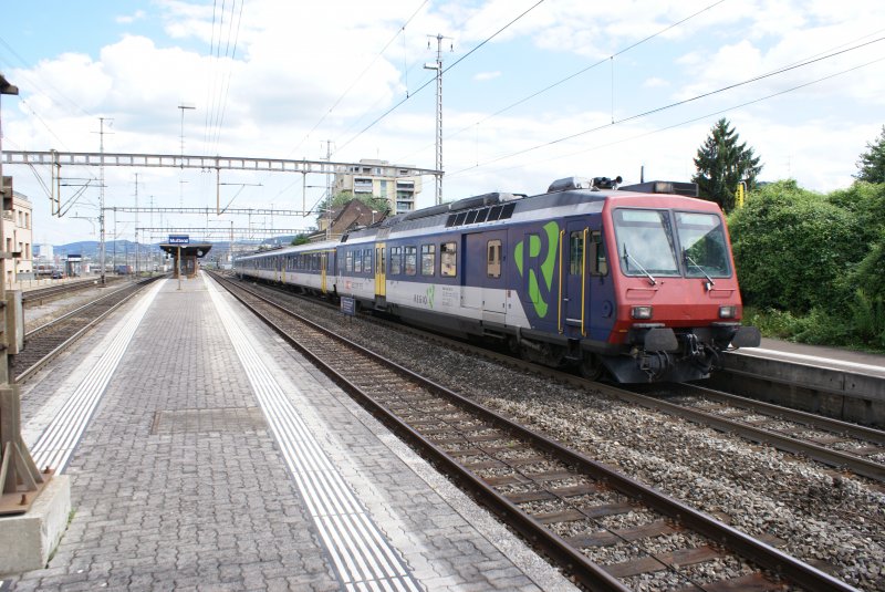 RBDe 562 001-8 f�hrt am 21.7.08 aus dem Bahnhof Muttenz