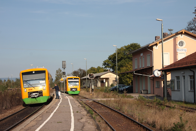 Kreuzung im Bf Roding mit den Oberpfalzbahntriebwagen VT32 als RB32227