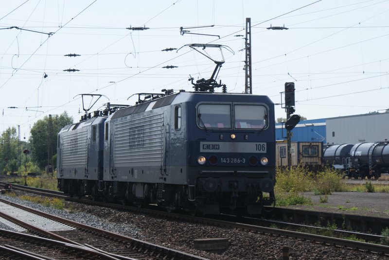 Lok 106(143 286-3)mit Schwester Lok 102(143 069-3) der RBH,in Doppeltraktion