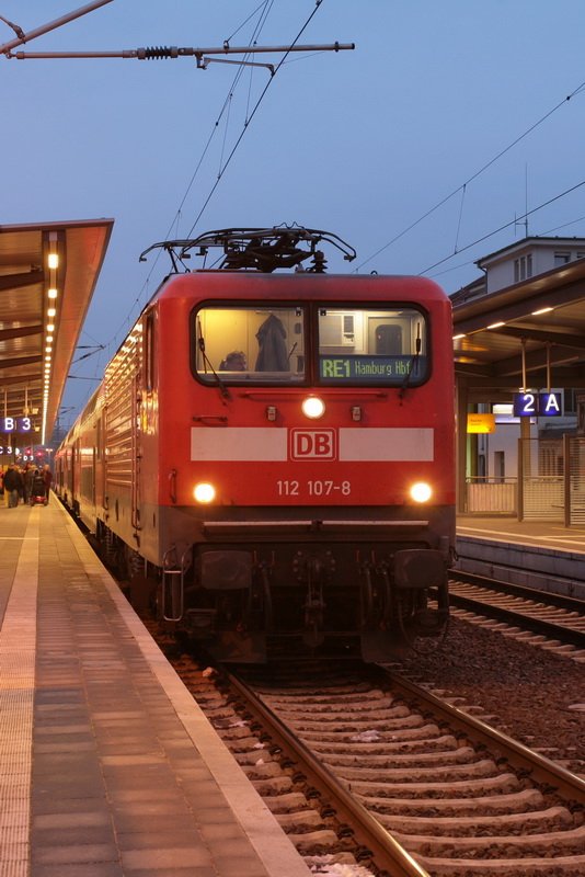 RE 1 von Rostock nach Hamburg hlt gerade am Bahnsteig 3 in Schwerin Hbf. Gezogen wird er heute von der 112 107-8. 13.01.2009