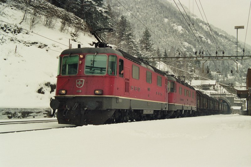 Re 10/10 mit GZ bei Wassen im Februar 2005. 