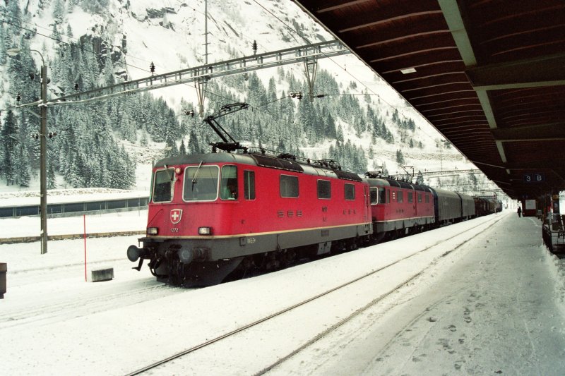 Die Re 4/4 II 11272 und die Prototyp-Re 6/6 11602