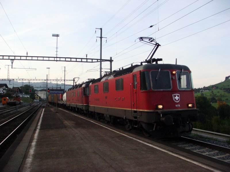 Die Re 4/4 II 11179 und Re 6/6 11615 schleichen