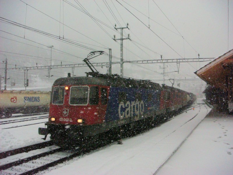 Re 10/10 mit GZ bei der Durchfahrt im verschneiten G�schenen