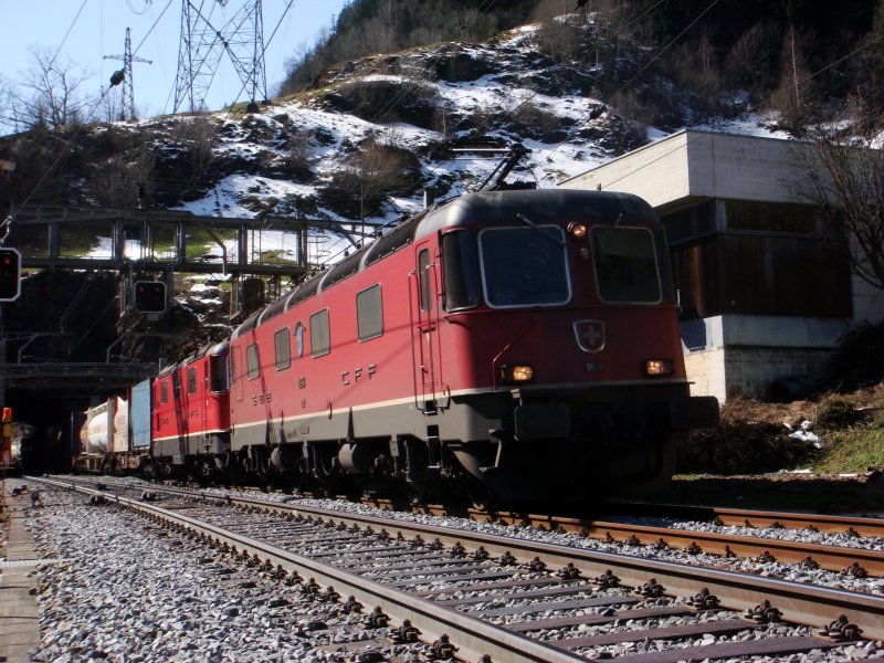 Re 10/10 mit GZ bei Intschi, nordw�rts fahrend am 28.03.2008.