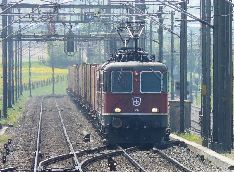 SBB - Re 4/4 11287 und Re 6/6 vor einem