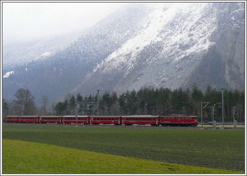 RE 1253 von Disentis/Mustr bei Felsberg. Zuglok ist die Ge 6/6 II 704  Davos . Im Hintergrund ist die Gerllhalde des Felsberger Bergsturzes sichtbar. (14.12.2007)