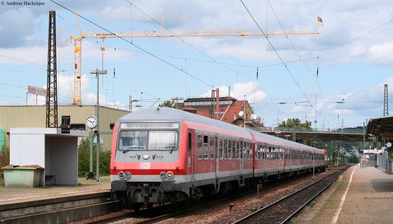 RE 22031 (Stuttgart Hbf-Tbingen Hbf) mit Schublok 143 827-4 bei der Abfahrt Wendlingen(Neckar) 25.7.09